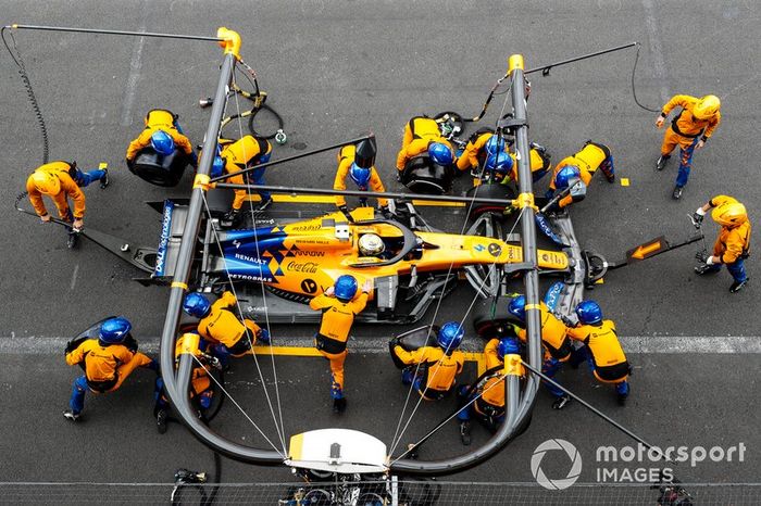 Lando Norris, McLaren MCL34 pit stop 