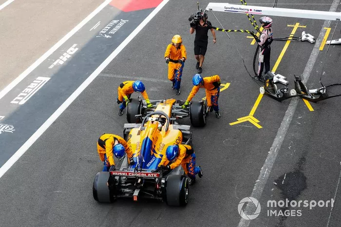 Lando Norris, McLaren MCL34, con un problema all'anteriore sinistra, durante il suo primo pit stop