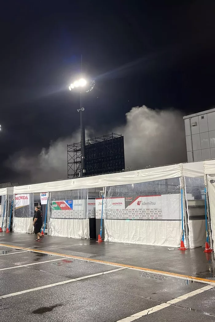 Brand in de pitbox van Marc VDS in Motegi