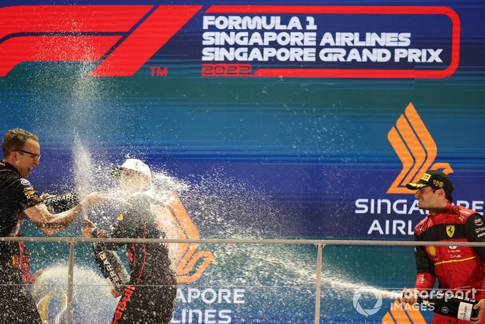 Podio: ganador Sergio Pérez, Red Bull Racing, tercer lugar Carlos Sainz, Ferrari