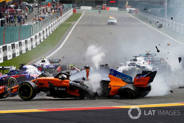 Fernando Alonso, McLaren MCL33, vuela sobre Charles Leclerc, Sauber C37, despues del contacto de Nico Hulkenberg, Renault Sport F1 Team R.S. 18, en la salida