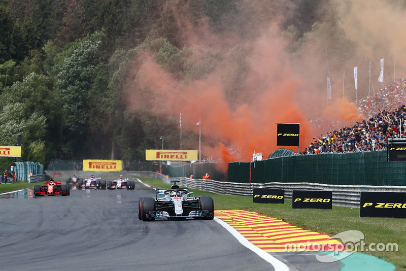 Lewis Hamilton, Mercedes AMG F1 W09, delante de Sebastian Vettel, Ferrari SF71H, en la vuelta de formación
