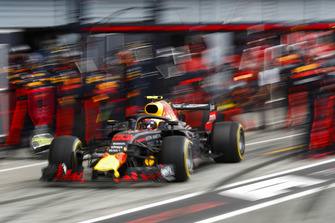 Max Verstappen, Red Bull Racing RB14 Tag Heuer, pits