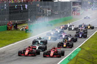 Kimi Raikkonen, Ferrari SF71H, Sebastian Vettel, Ferrari SF71H, Lewis Hamilton, Mercedes AMG F1 W09, Valtteri Bottas, Mercedes AMG F1 W09, Max Verstappen, Red Bull Racing RB14 Tag Heuer, and the rest of the field at the start of the race