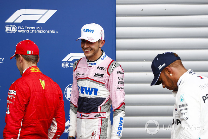 Sebastian Vettel, Ferrari, con Esteban Ocon, Racing Point Force India VJM1, y Lewis Hamilton, Mercedes AMG F1