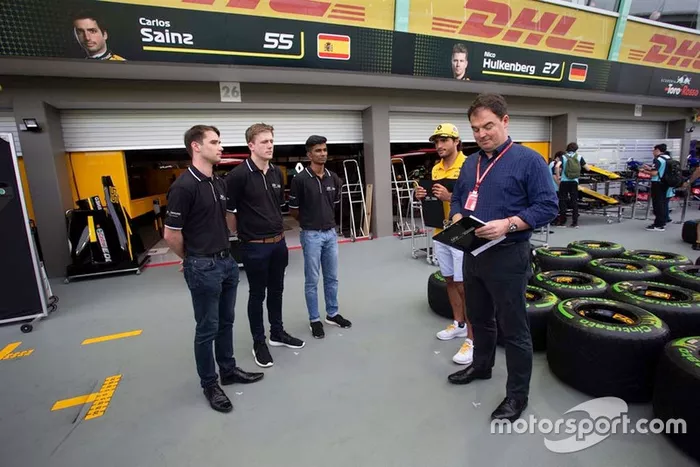 Participantes de la Academia de Ingeniería de Infiniti con James Allen y Carlos Sainz Jr., Renault Sport F1 Team