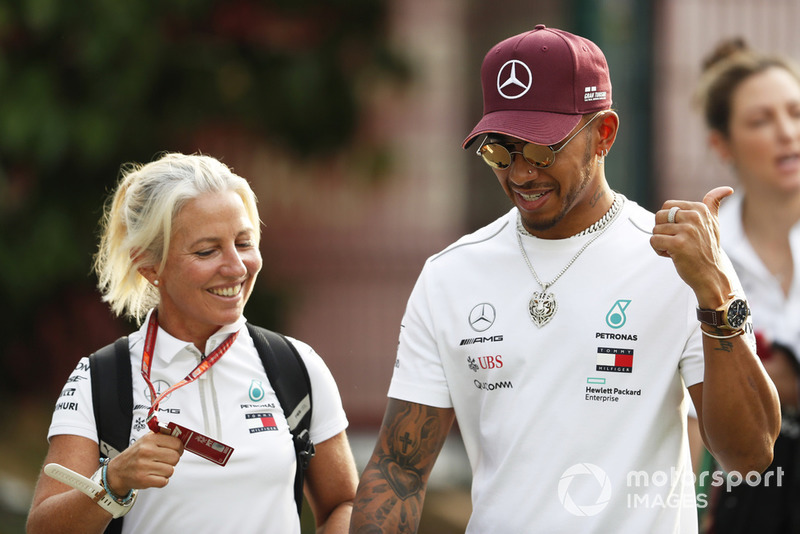 La fisioterapista Angela Cullen con Lewis Hamilton, Mercedes AMG F1