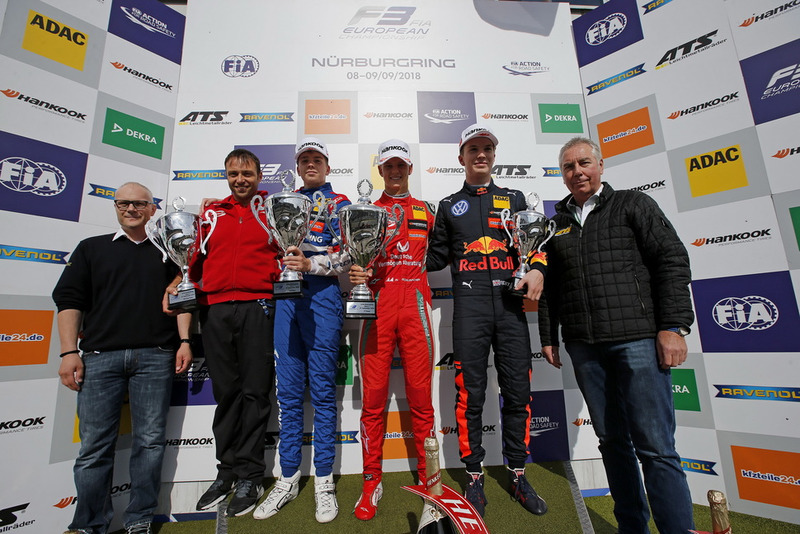 Podium : Martin Huning, directeur de Ravenol, un représentant de PREMA Theodore Racing, sle deuxième, Robert Shwartzman, PREMA Theodore Racing Dallara F317 - Mercedes-Benz, le vainqueur Mick Schumacher, PREMA Theodore Racing Dallara F317 - Mercedes-Benz, le troisième, Dan Ticktum, Motopark Dallara F317 - Volkswagen, Peter Dahlmanns, coordinateur et leader du développement d'ATS Motorsport
