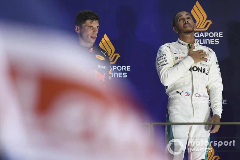 Lewis Hamilton, Mercedes AMG F1 sur le podium avec Max Verstappen, Red Bull Racing