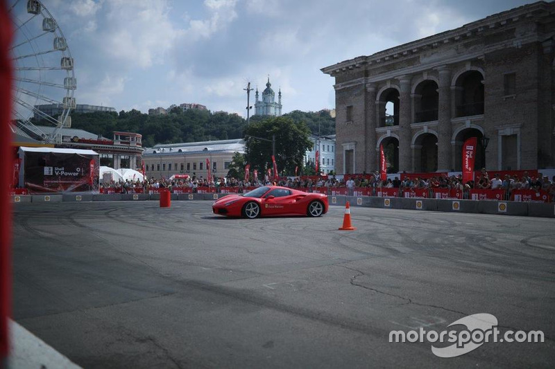 Марк Жене за кермом Ferrari