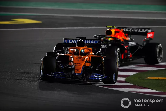 Daniel Ricciardo, McLaren MCL35M, Sergio Pérez, Red Bull Racing RB16B