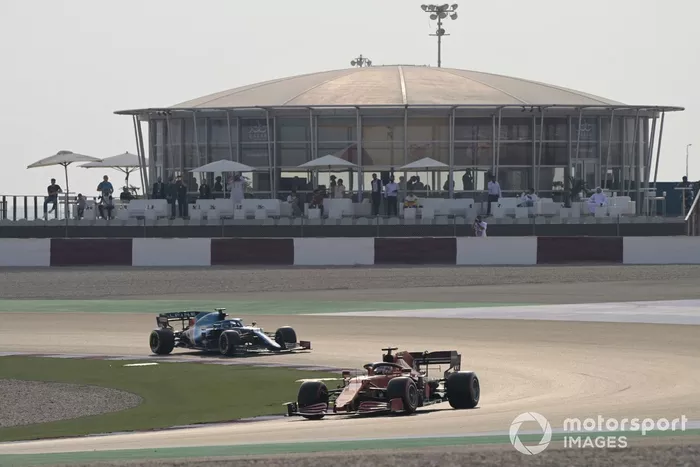 Charles Leclerc, Ferrari SF21 y Fernando Alonso, Alpine A521 