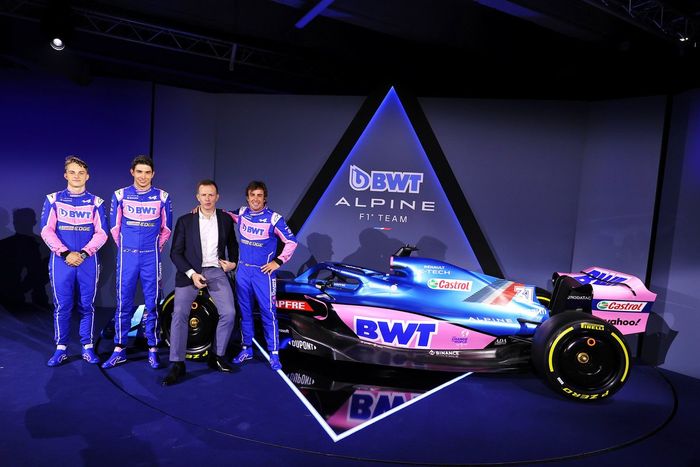 Fernando Alonso, Esteban Ocon, Oscar Piastri, pilotos Alpine, y Laurent Rossi, CEO de Alpine

