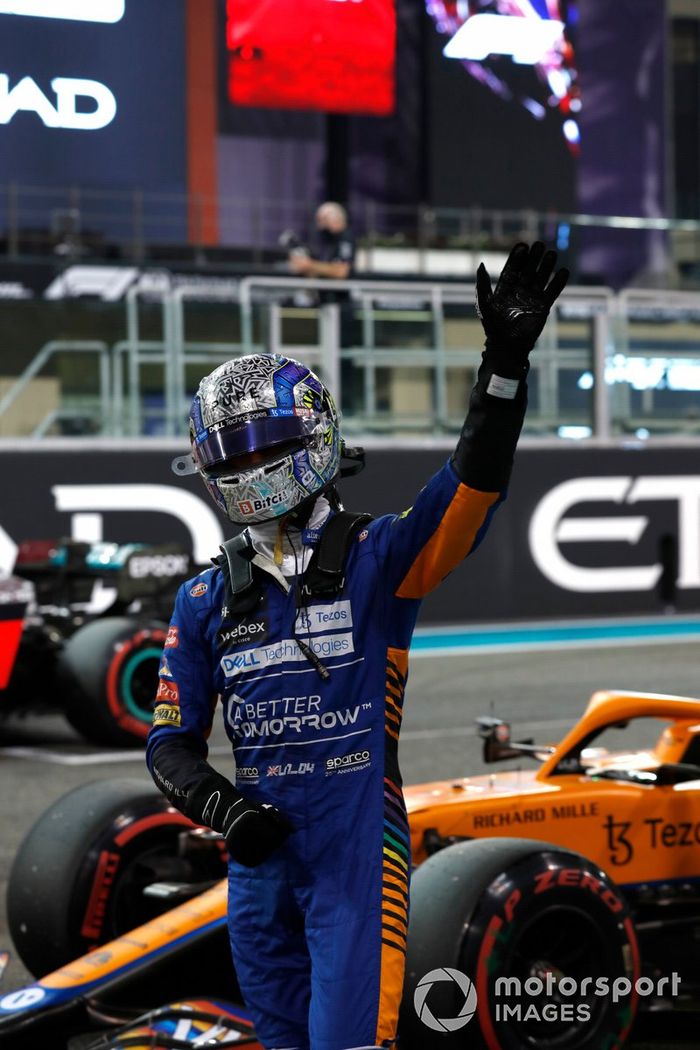 Lando Norris, McLaren, saluda desde la parrilla de salida tras conseguir el tercer puesto en la clasificación