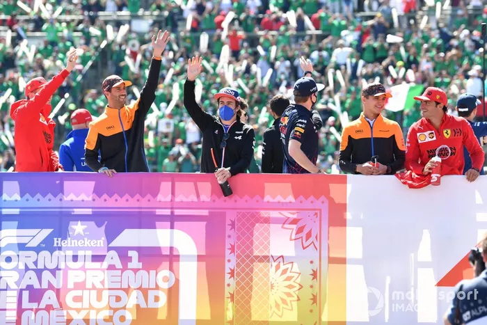 Charles Leclerc, Ferrari, Daniel Ricciardo, McLaren, Fernando Alonso, Alpine F1, Max Verstappen, Red Bull Racing, Lando Norris, McLaren, y Carlos Sainz Jr., Ferrari, en el desfile de pilotos