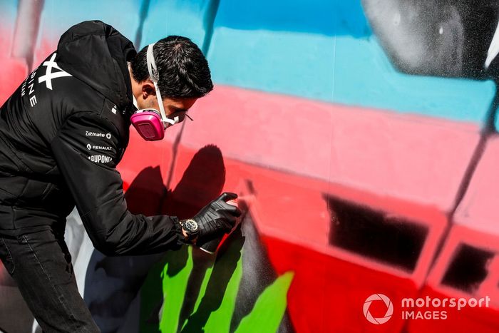 Esteban Ocon, de Alpine F1, utiliza pintura en spray para un proyecto artístico