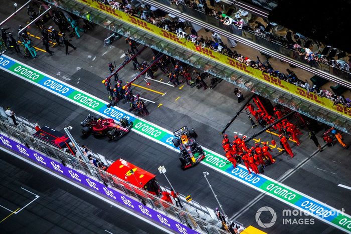 Max Verstappen, Red Bull Racing RB18, sale de boxes y Carlos Sainz Jr., Ferrari F1-75, para a hacer el pitstop