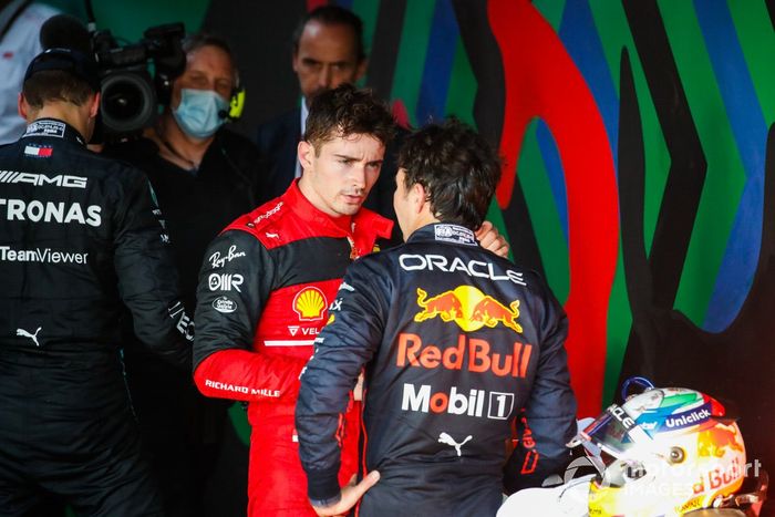 Charles Leclerc, Ferrari, ganador, Sergio Pérez, Red Bull Racing, segundo, en el parque cerrado