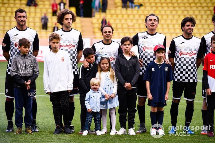 Felipe Massa y Carlos Sainz Jr. jugando a fútbol
