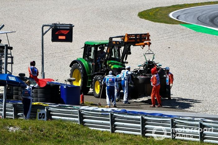 Los oficiales retiran el coche dañado de Valtteri Bottas, Mercedes AMG W10