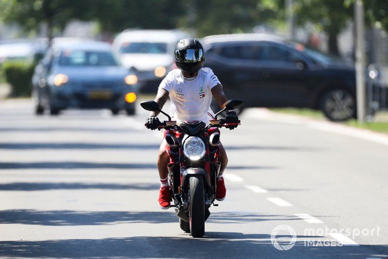 Lewis Hamilton, Mercedes AMG F1 llega en moto