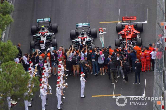Una banda de música toca los himnos nacionales para la ceremonia del podio