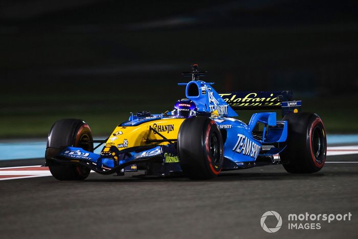 Fernando Alonso pilota el Renault R25, el coche con el que ganó el mundial 2005 de F1, en Abu Dhabi