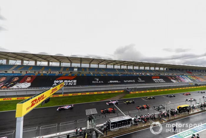 Lance Stroll, Racing Point RP20, Max Verstappen, Red Bull Racing RB16, Sergio Pérez, Racing Point RP20, al inicio