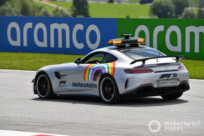 Safety Car con el logo de We Race As One