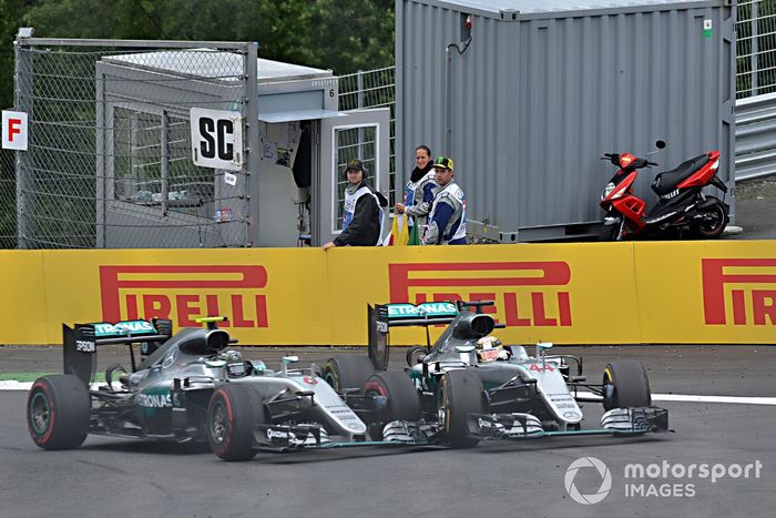 Nico Rosberg,  Mercedes-Benz F1 W07 Hybrid and Lewis Hamilton,  Mercedes-Benz F1 W07 Hybrid chocan en la última vuelta