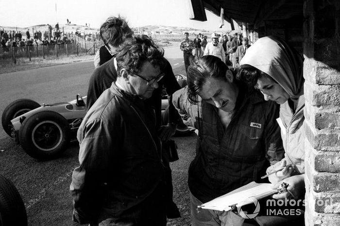 Tony Rudd Diseñador jefe de BRM, Graham Hill y su esposa Bette
