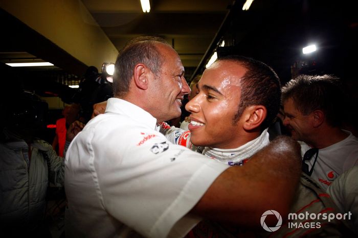Ron Dennis, director del equipo, McLaren Mercedes, y Lewis Hamilton, McLaren MP4-23 Mercedes, se felicitan por el éxito del campeonato mundial