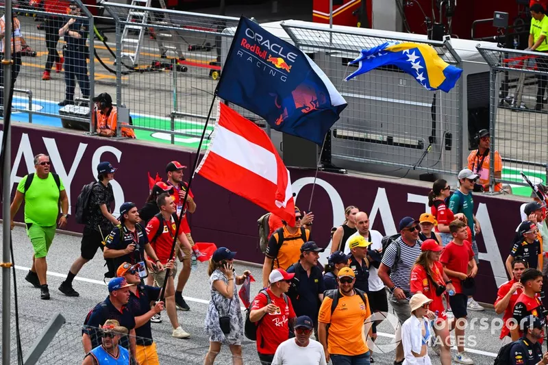 Les fans envahissent le circuit après la course