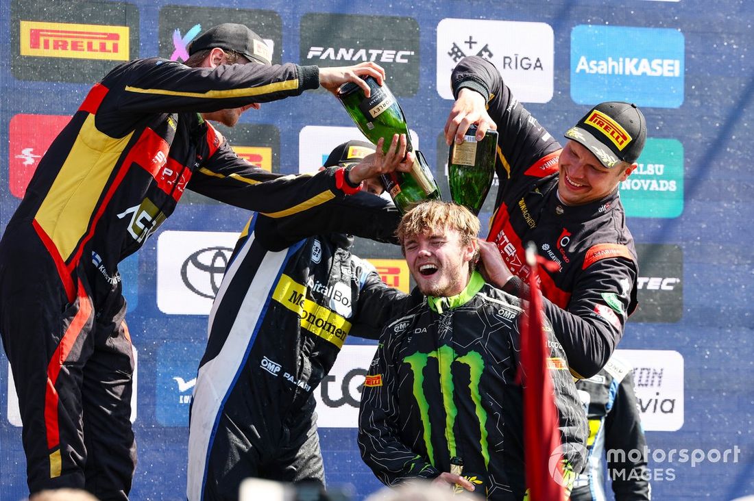 Podio WRC2: Ganador Oliver Solberg, Elliott Edmondson, Toksport WRT Skoda Fabia Evo Rally2 