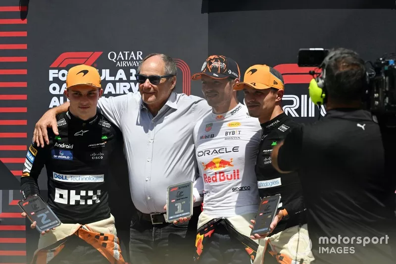 L'ancien pilote autrichien de Grand Prix Gerhard Berger remet les prix au vainqueur du Sprint Max Verstappen, Red Bull Racing, Oscar Piastri, McLaren F1 Team et Lando Norris, McLaren F1 Team. 