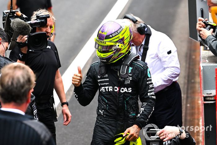 Lewis Hamilton, Mercedes-AMG F1 Team, 2ª posición, celebra en Parc Ferme tras la Carrera Sprint
