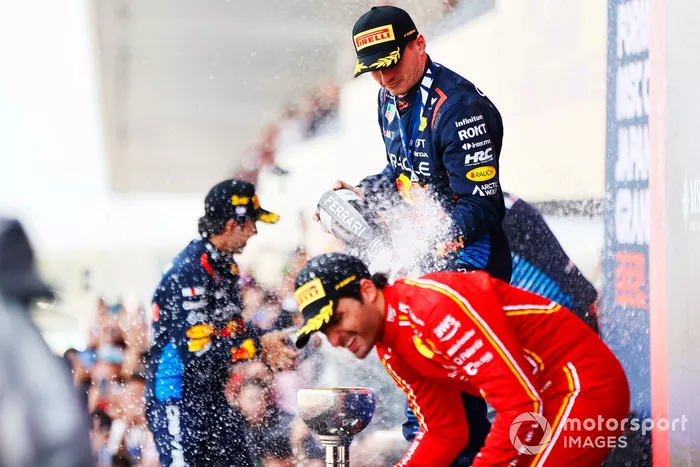 Max Verstappen, Red Bull Racing, 1ère position, arrose Carlos Sainz, Scuderia Ferrari, 3ème position, avec du champagne.