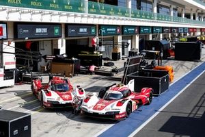 #5 Porsche Penske Motorsport Porsche 963: Julien Andlauer, Michael Christensen, Mathieu Jaminet, #6 Porsche Penske Motorsport Porsche 963: Kévin Estre, Laurens Vanthoor, Matt Campbell
