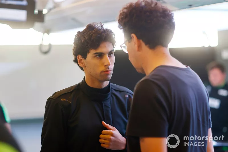 Gabriel Bortoleto, Stake F1 Team KICK Sauber, habla con Mattia Binotto, COO y CTO, Stake F1 Team KICK Sauber