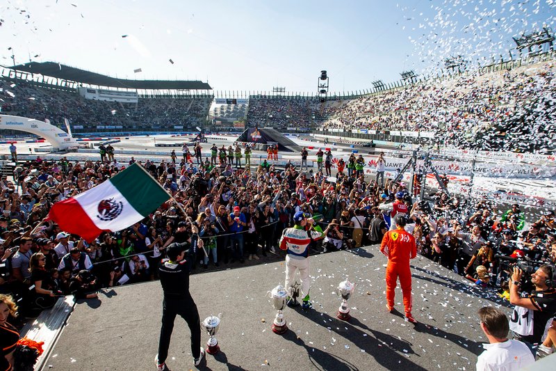 Ganador, Benito Guerra celebra con Loic Duval y Sebastian Vettel