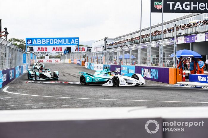Tom Dillmann, NIO Formula E Team, NIO Sport 004, con un cartel colgando en su coche, Mitch Evans, Panasonic Jaguar Racing, Jaguar I-Type 3 