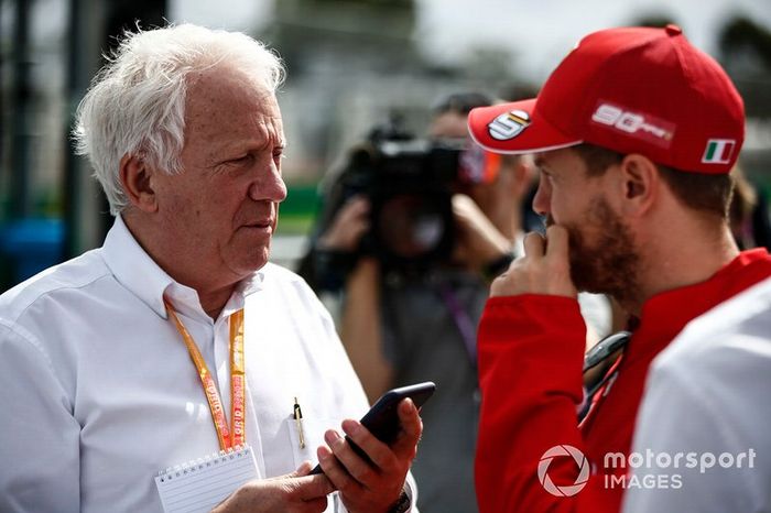 Charlie Whiting, director de carrera de la FIA, con Sebastian Vettel, Ferrari