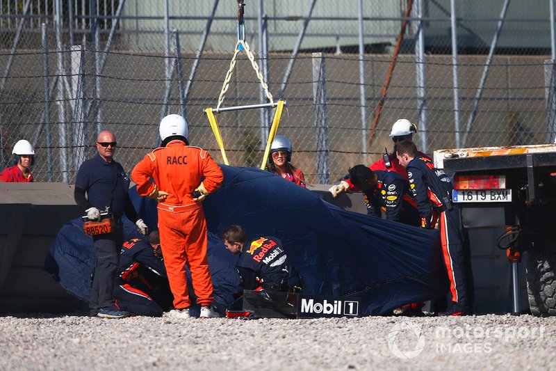 The crashed car of Pierre Gasly, Red Bull Racing RB15 is recovered