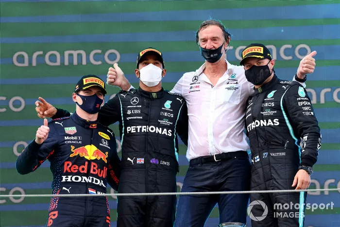 Max Verstappen, Red Bull Racing, segunda posición, Lewis Hamilton, Mercedes, primera posición, el encargado de Mercedes de recoger el trofeo y Valtteri Bottas, Mercedes, tercera posición, en el podio