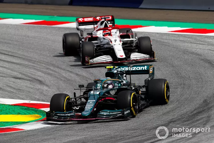 Sebastian Vettel, Aston Martin AMR21, Kimi Raikkonen, Alfa Romeo Racing C41