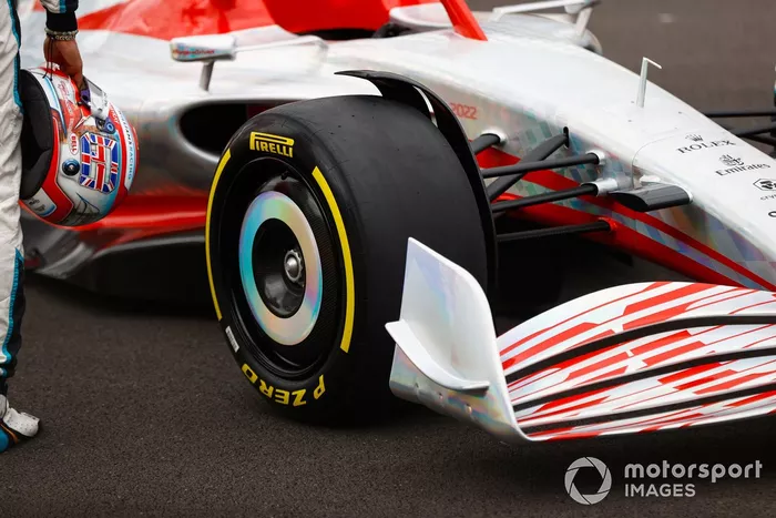 Detalle del neumático Pirelli del coche de Fórmula 1 2022 