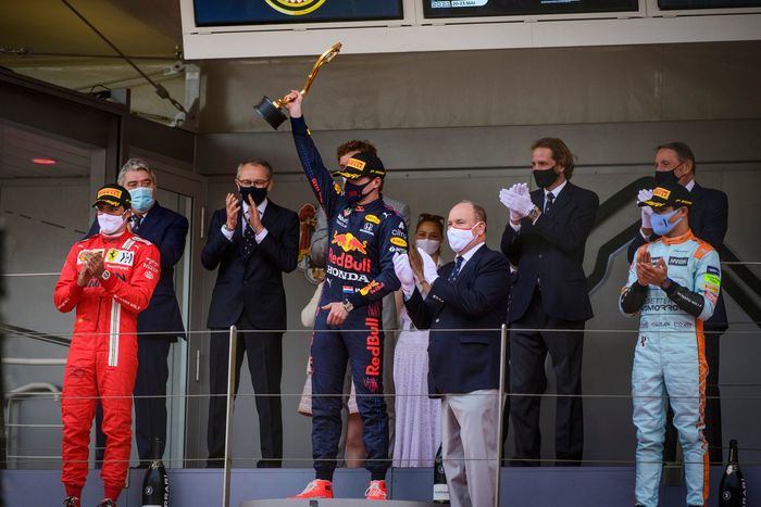 Podio: ganador Max Verstappen, Red Bull Racing, segundo lugar Carlos Sainz Jr., Ferrari, y tercer lugar Lando Norris, McLaren