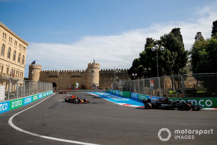 Lewis Hamilton, Mercedes W12, Max Verstappen, Red Bull Racing RB16B, Sergio Pérez, Red Bull Racing RB16B