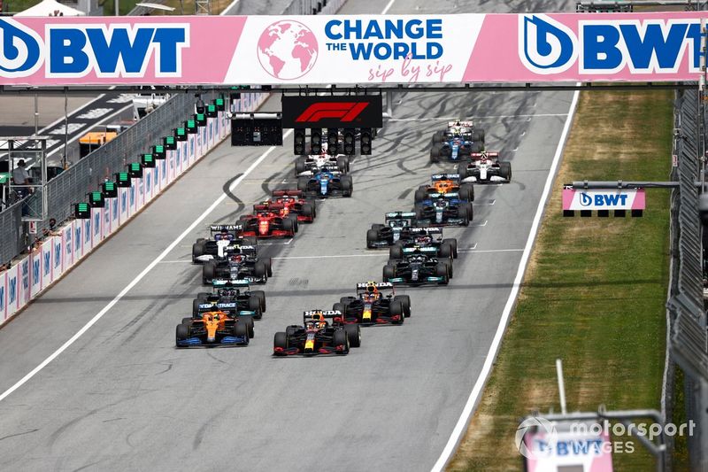 Max Verstappen, Red Bull Racing RB16B, Lando Norris, McLaren MCL35M, Sergio Pérez, Red Bull Racing RB16B, Lewis Hamilton, Mercedes W12, Valtteri Bottas, Mercedes W12, Pierre Gasly, AlphaTauri AT02, al inicio