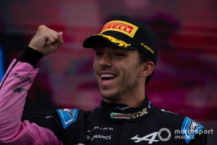 Pierre Gasly, Alpine F1 Team, 3ª posición, celebra en el podio